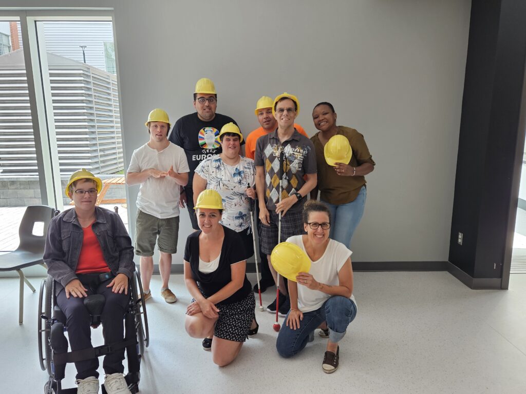 Groupe de la première cohorte avec casque de construction jaune